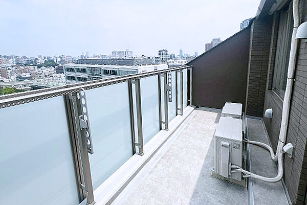 物干し金物付の奥行きのあるバルコニー。