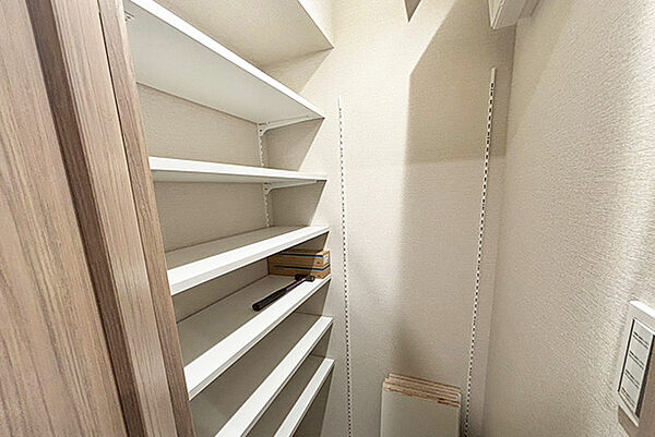 土足で利用でき、アウトドア用品も収納可能な広々シューズインクローゼット。