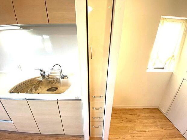 ＊キッチン＊収納スペースの有効活用！天井から床まであるので細かいものもすっきり収納。