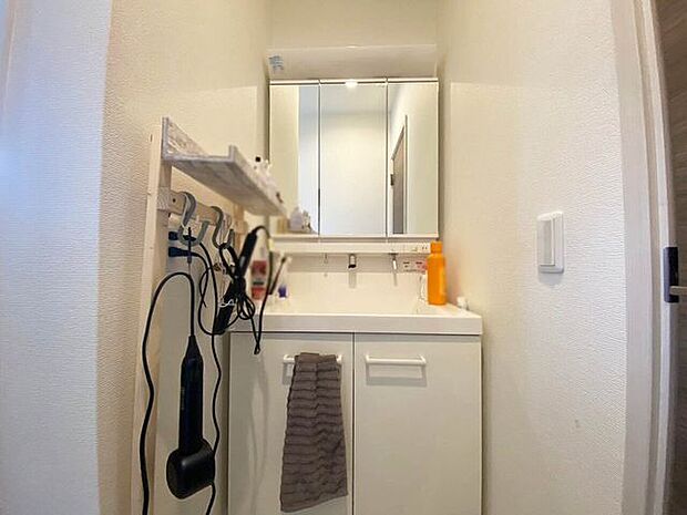 【Powder room~洗面所~】三面鏡仕様の洗面化粧台♪上部吊り下げ式水栓なので、お手入れも楽ですね♪