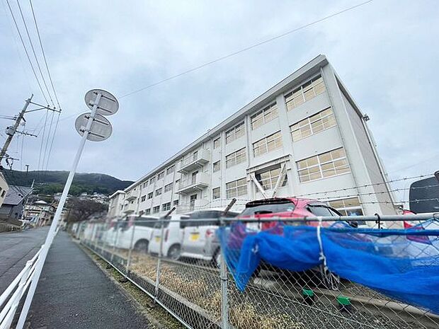 北九州市立石峯中学校 889m