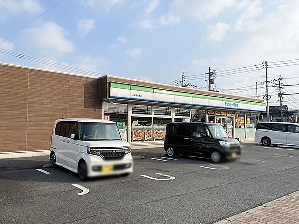 ファミリーマート八幡香月西店 699m