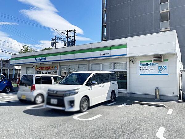 ファミリーマート　折尾堀川町店 556m