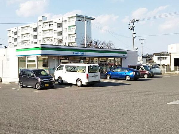 ファミリーマート茶売町店 723m