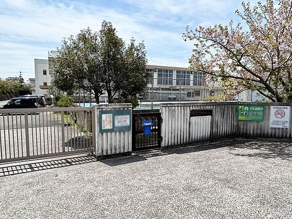 鴨生田小学校 690m