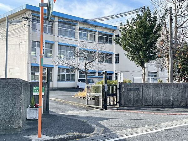 中間小学校 277m