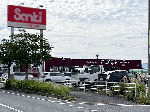 フードウェイ中間店 812m