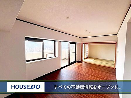 LDKと和室スペースの現状です。明るく広々としたスペースで大きな窓からは風が気持ちよく通り抜けていきます。