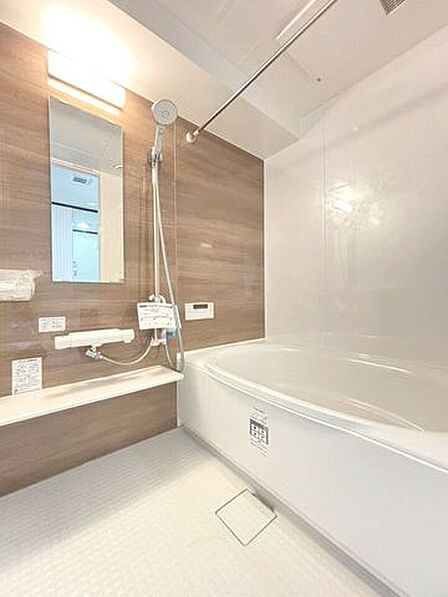 暖房乾燥機付きのお風呂と物干しが付いているから、冬でもポカポカ。室内物干しもできるから急な天候変化でも安心です！
