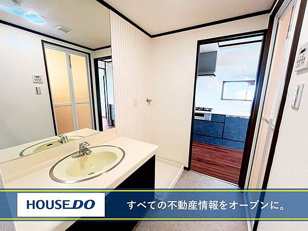 洗面スペースの現状です。キッチン→洗面→ホール→個室（またはリビング）へと通り抜けが出来るから、家事効率も生活動線もいい間取りになっています。