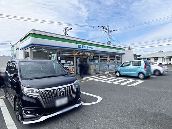 ファミリーマート水巻中央店 108m
