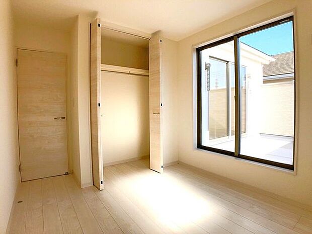 大きな窓があり明るい洋室。収納スペース付きでお部屋を最大限に広くお使いいただけます。