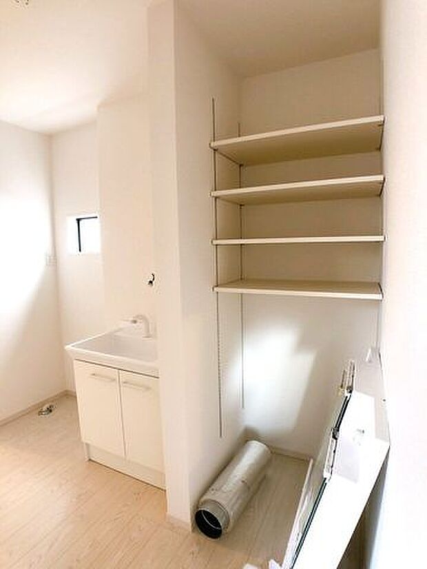 洗面所には、タオルや日用品のストックなどを収納できるスペース付き。