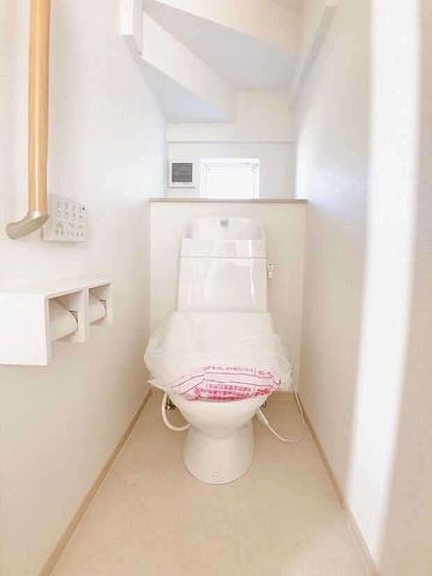 明るくて清潔感のあるトイレスペース♪洗浄便座付トイレ！広々した空間で気持ちよく過ごせます。
