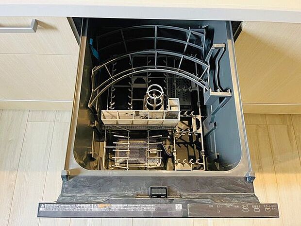 家族全員の使った食器はまとめて食洗器へ！家事の時短にはありがたい設備ですね。