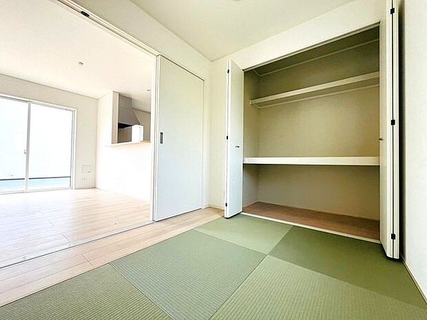 リビングの続き間に和室を設けることで、広々とした空間となりますね。