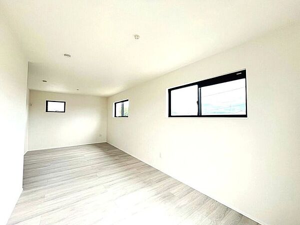 広い一部屋としても、仕切って二部屋としても、ライフスタイルに合わせて使える洋室。