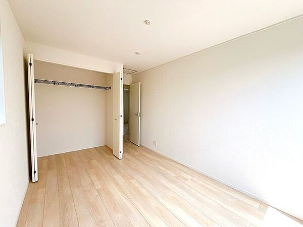 主寝室にも子供部屋にもぴったりな洋室！各お部屋にしっかり収納スペースがあります。