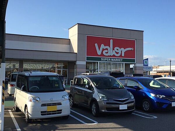 スーパーマーケットバロー小牧岩崎店【生鮮食品から日用品まで揃うスーパーマーケットバロー小牧岩崎店。鮮度と品質にこだわり、毎日の食卓を支え、家族の暮らしに寄り添う地域密着のスーパーです。】 760m