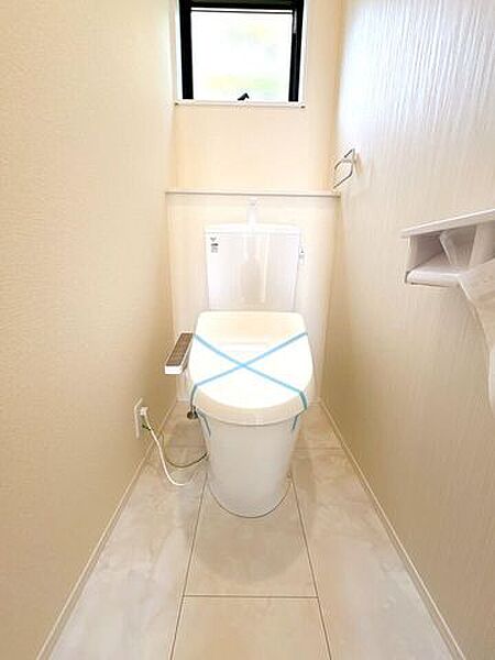 明るくて清潔感のあるトイレスペース♪洗浄便座付トイレ！広々した空間で気持ちよく過ごせます。