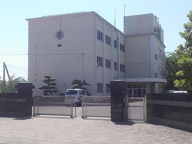 北里中学校【小牧市下小針にある公立中学校。目の前に小学校があり、小中で連携しやすく安心の環境です。学校HPでは行事や学校生活の様子を日々更新しており、活動が分かりやすい点も魅力です。通学も安心です…