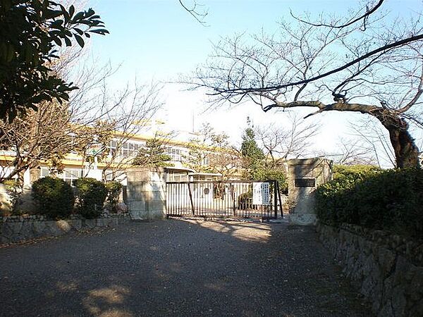 篠岡小学校【小牧市の公立小学校。地域に根ざした教育活動が行われており、周辺は住宅地で子育てしやすい環境が整っています。近隣に中学校や買い物施もあり生活利便性が高いため、安心して通学できる学校です…