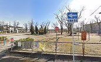 安田公園【安田公園は住宅街に位置し、ブランコやすべり台などシンプルな遊具が揃う身近な公園。気軽に立ち寄れ、子どもの遊び場や日々の散歩にもぴったりです。】 650m