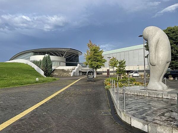 パークアリーナ小牧【住宅地が広がる落ち着いたエリアに位置し、周辺には公園や公共施設も点在する環境。スポーツ大会やイベントが開催されるなど、地域の交流拠点として利用される施設です。】 900m