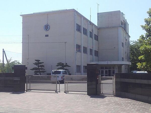 北里中学校【小牧市下小針にある公立中学校。目の前に小学校があり、小中で連携しやすく安心の環境です。学校HPでは行事や学校生活の様子を日々更新しており、活動が分かりやすい点も魅力です。通学も安心です…