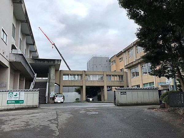 犬山市立楽田小学校【落ち着いた地域環境の中で、一人ひとりに目が届くきめ細やかな指導や、言葉の力を育む協同的な学びに力を入れている点が大きなメリットです。地域と結びついた温かい教育が受けられます。】…