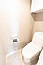 トイレ：アクセントクロスがおしゃれな清潔感あるトイレ空間。
