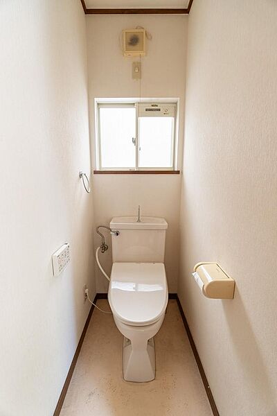 1階トイレ。窓付きで自然換気ができる明るい空間です。