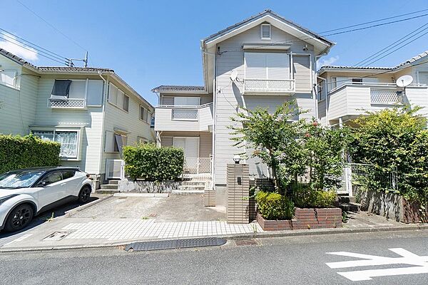 陽当たりの良さが感じられる明るい住まい。土地161m2超のゆとりある敷地に建つ4SLDK。カースペースも2台分確保されています（車種による）。