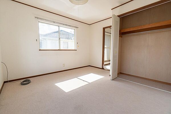 7.3帖の洋室。大きな窓を2つ備えた明るく開放感のあるお部屋で、クローゼットもございます。