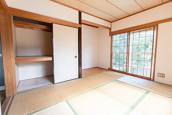 6.5帖の和室。日当たり良好な明るい空間で、玄関横に位置しており客間としても便利です。