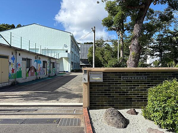横浜市立都岡中学校まで徒歩約5分。
