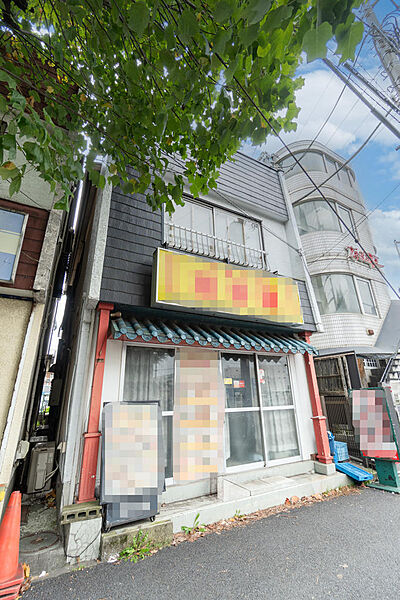 建築条件なしの売地。お好きなハウスメーカーで理想の住まいを実現できます。「トレッサ横浜」まで徒歩約6分。コンビニやドラッグストアも徒歩圏に揃う、便利な生活環境が魅力です。
