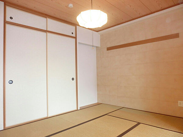 画像27:和室6帖　壁面にはエコカラット採用で湿気や臭いを吸収。