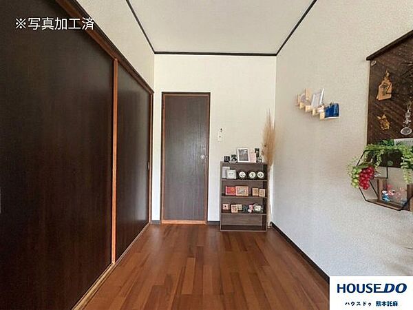 濃いめの色の建具で、廊下の雰囲気が締まります。