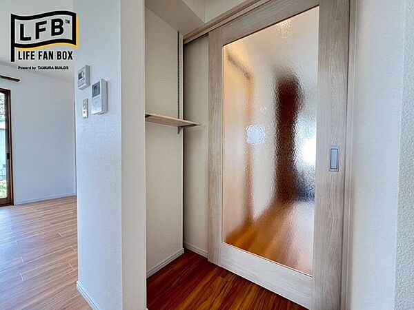LDKの入り口は温かみのあるすりガラスの扉。棚もあるので小物を置くことで、オシャレな空間を演出できます☆