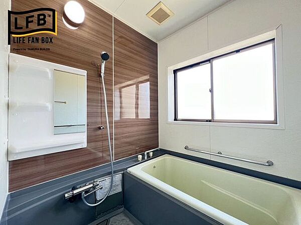 パネルとシャワーヘッドを交換。窓が大きいので換気も十分にできますね☆