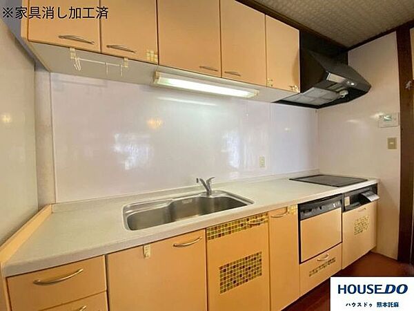 吊り戸棚付きのシステムキッチン♪食洗機とIHクッキングヒーターも付いていて、家事をより楽に♪※家具消し加工済です。