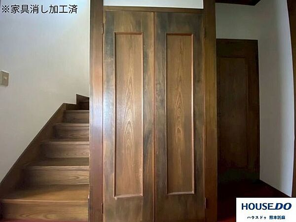 階段横にも収納があります。掃除用具等をしまっておくのにぴったりですね♪※家具消し加工済です。