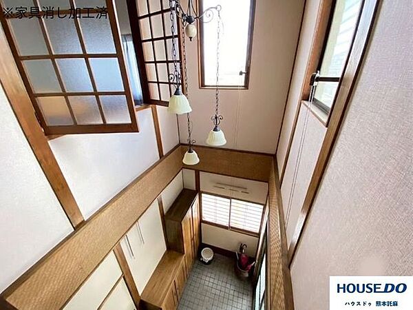 吹抜も魅力♪吊るされた照明と窓が開放的な空間を創り出しています♪※家具消し加工済です。