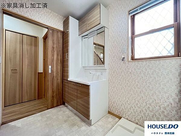 木目調の建具と相性の良い洗面台です♪