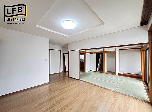 温かみのある色なので、全体的に明るい空間です☆折り上げ天井なので、お部屋が広く、開放的に見えますね☆