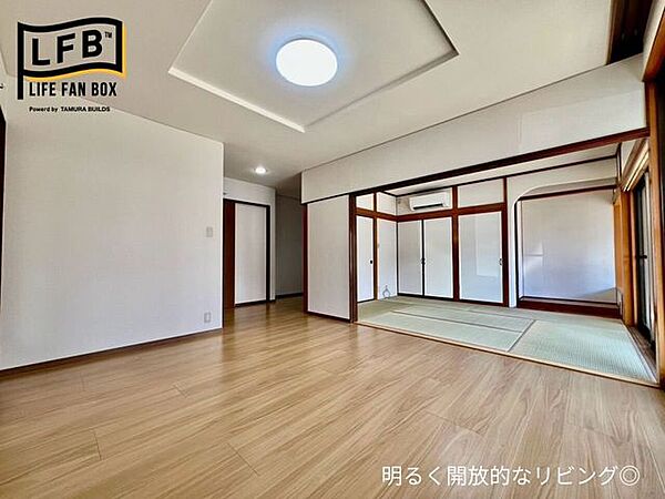 温かみのある色なので、全体的に明るい空間です☆折り上げ天井なので、お部屋が広く、開放的に見えますね☆