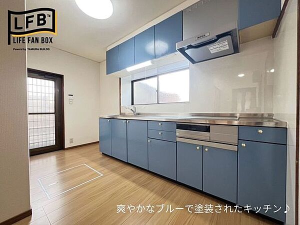 キッチンの扉は爽やかなブルーで塗装♪アクセントとなるゴールドの取っ手が可愛いですね♪