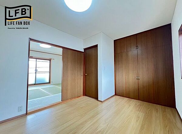 2階の洋室。和室と建具で仕切れるようになってますので、ご自分のライフスタイルに合わせてお使いいただけます☆