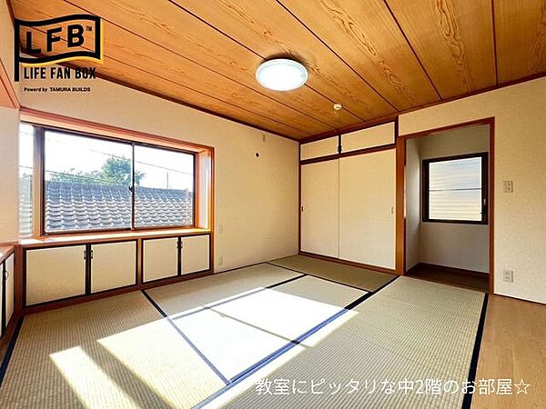 中2階のお部屋。玄関からそのまま行くことができ、トイレにもすぐ降りることができます。そろばん教室等を開きたい方にもぴったりです！